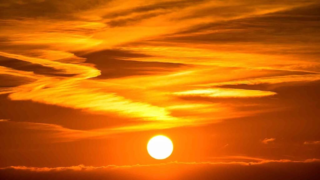 Atardecer con nubes y Sol